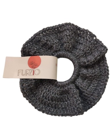 Πλεκτό scrunchie με ασημένιες λεπτομέρειες